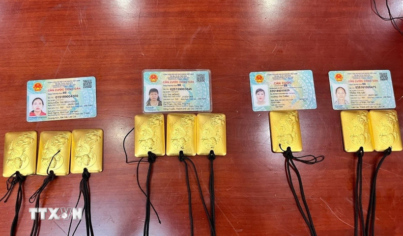 Tang vật gồm 9 miếng vàng có trọng lượng trên 2,5 kg vàng. (Ảnh: TTXVN phát)