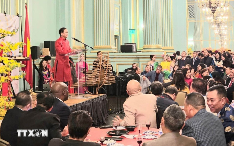 Tổng Lãnh sự Việt Nam tại San Francisco (Mỹ) Hoàng Anh Tuấn phát biểu tại buổi gặp mặt kiều bào nhân dịp Tết cổ truyền của dân tộc. (Ảnh: TTXVN phát)