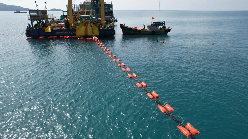 Thi công kéo dải cáp ngầm cấp điện từ điện lưới quốc gia ra Côn Đảo. (Nguồn: EVN)