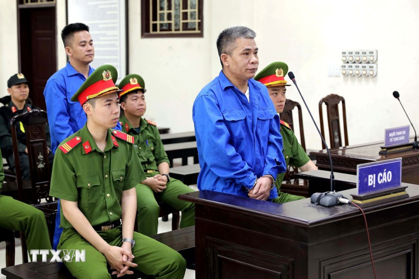 Hai bị cáo tại phiên tòa. (Ảnh: Thế Duyệt/TTXVN)