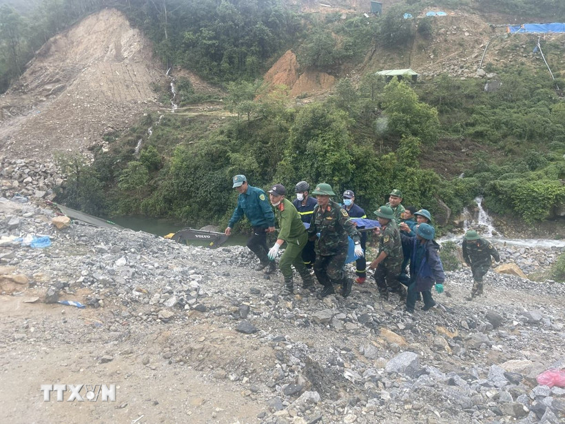 Lực lượng cứu nạn đã tìm thấy thi thể nạn nhân cuối cùng của vụ sạt lở tại công trường thủy điện. (Ảnh: TTXVN phát)