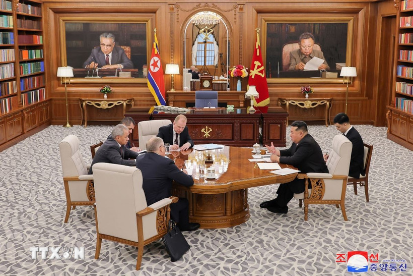 Thư ký Hội đồng An ninh Nga Sergey Shoigu (trái) trong cuộc gặp nhà lãnh đạo Triều Tiên Kim Jong Un (thứ 2, phải) ở Bình Nhưỡng ngày 4/6/2025. (Ảnh: Yonhap/TTXVN)