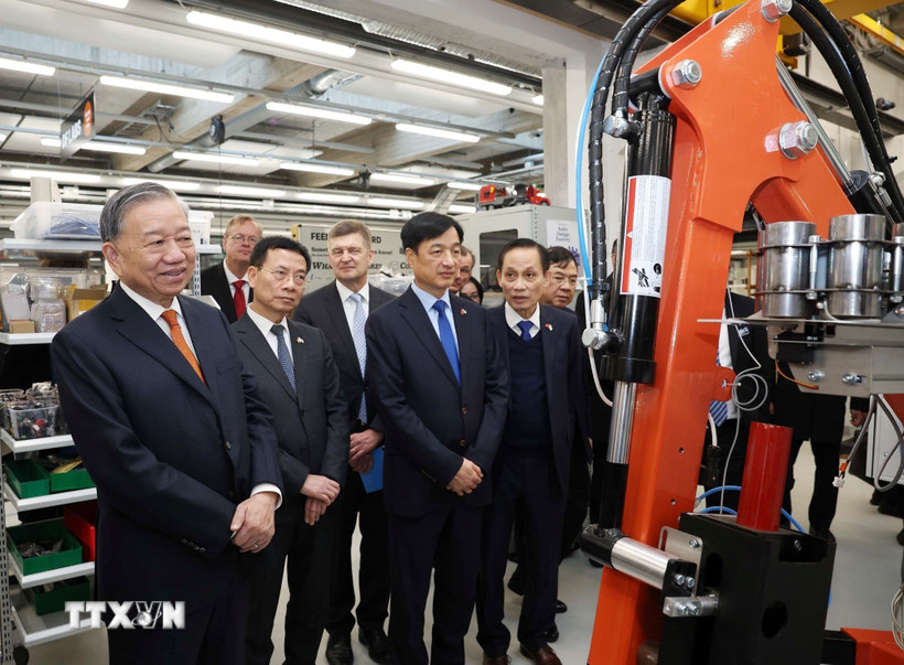 Tổng Bí thư Tô Lâm thăm phòng thí nghiệm tạo mẫu thử nghiệm của Đại học Aalto. (Ảnh: Thống Nhất/TTXVN)