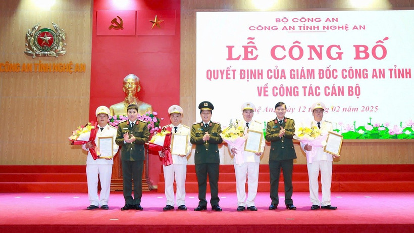 Lãnh đạo Công an tỉnh trao quyết định điều động, biểu dương 4 đồng chí Phó Trưởng Công an huyện tình nguyện đến nhận công tác và giữ chức vụ chỉ huy Công an xã. (Nguồn: Công an Nghệ An)