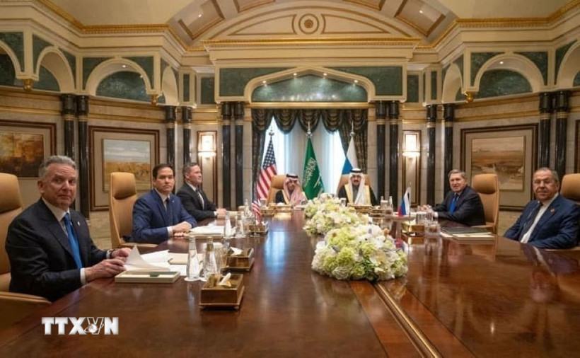 Ngoại trưởng Saudi Arabia Faisal bin Farhan Al Saud (thứ 4, trái), Ngoại trưởng Nga Sergey Lavrov (phải), Cố vấn của Tổng thống Nga về chính sách đối ngoại Yuri Ushakov (thứ 2, phải), Ngoại trưởng Mỹ Marco Antonio Rubio (thứ 2, trái), Cố vấn an ninh quốc gia Mỹ Mike Waltz (thứ 3, trái) và Đặc phái viên Mỹ về Trung Đông Steve Witkoff (trái) tại cuộc đàm phán ở Riyadh, Saudi Arabia, ngày 18/2/2025. (Ảnh: DPA/TTXVN)