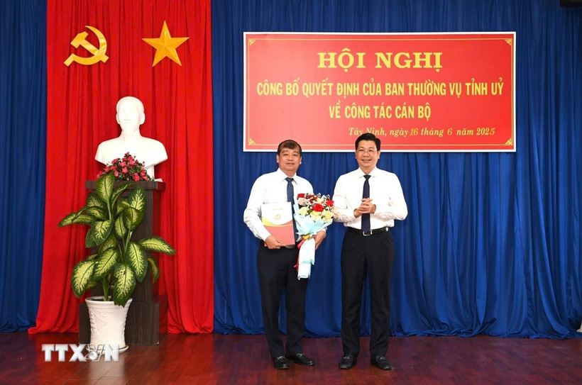 Ông Nguyễn Mạnh Hùng, Bí thư Tỉnh ủy, Chủ tịch Hội đồng Nhân dân tỉnh Tây Ninh (phải) chúc mừng ông Võ Đức Trong. (Ảnh: Thanh Tân/TTXVN)