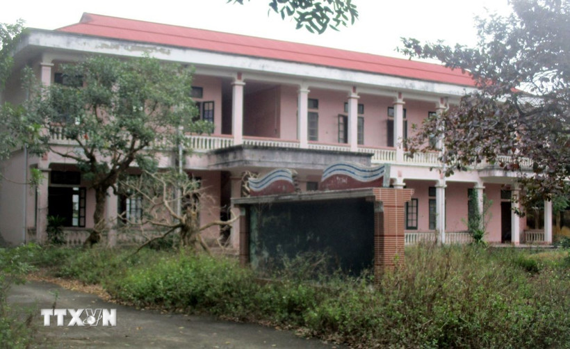Một công sở dư thừa tại huyện Nga Sơn, tỉnh Thanh Hóa bỏ hoang gây lãng phí. (Ảnh: Nguyễn Nam/TTXVN)