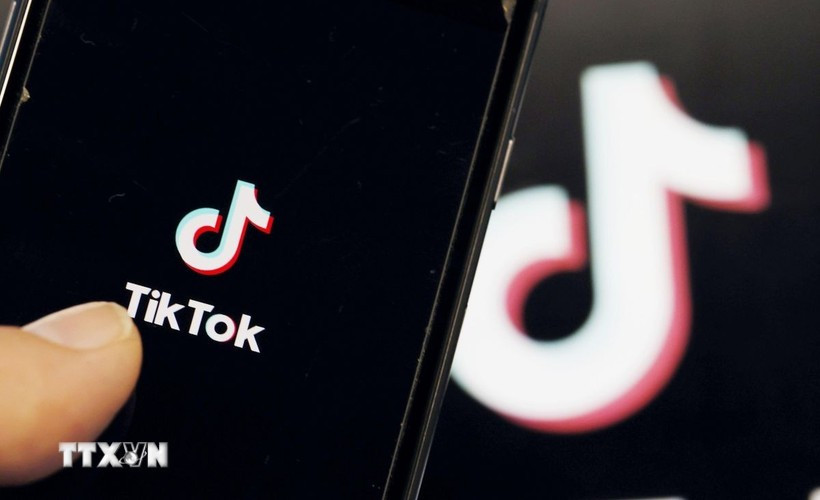 Biểu tượng ứng dụng TikTok trên màn hình điện thoại di động. (Ảnh: Kyodo/TTXVN)