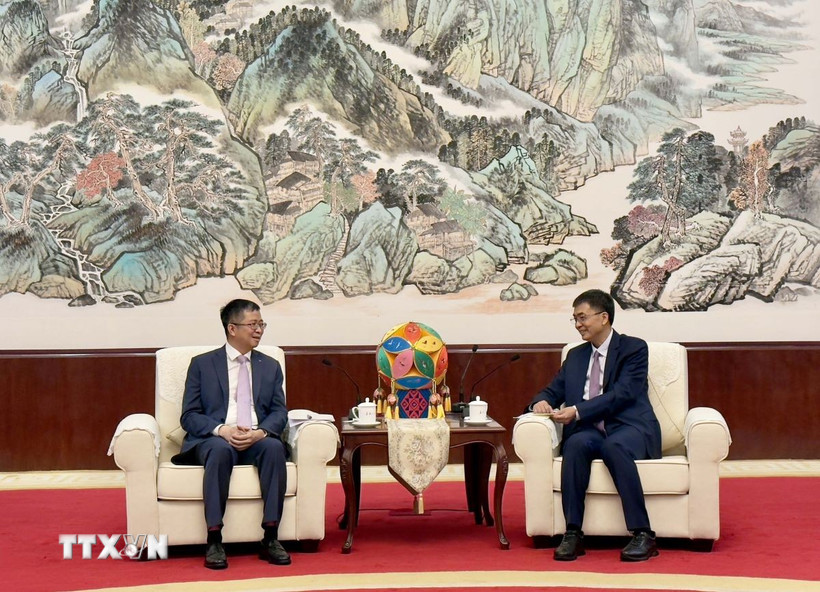 Đại sứ Việt Nam tại Trung Quốc Phạm Thanh Bình (trái) hội kiến ông Trần Cương, Ủy viên Trung ương Đảng Cộng sản Trung Quốc, Bí thư Đảng ủy Khu tự trị dân tộc Choang Quảng Tây. (Ảnh: TTXVN phát)