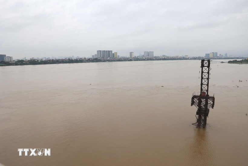 Mực nước sông Hồng đoạn chảy qua Thủ đô Hà Nội dâng cao chịu ảnh hưởng liên tiếp mưa lớn từ cơn bão số 10 và hoàn lưu vùng áp thấp suy yếu từ cơn bão số 11. (Ảnh: Vũ Quang Đán/TTXVN)