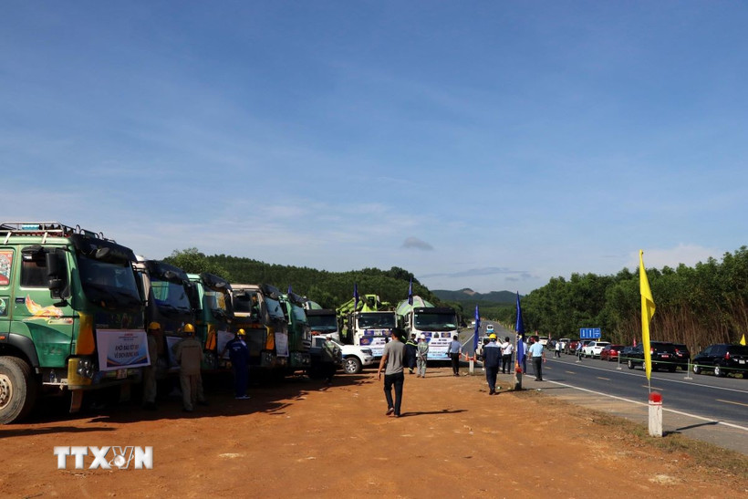 Các phương tiện máy móc sẵn sàng thi công Dự án mở rộng cao tốc Bắc-Nam phía Đông đoạn La Sơn-Hòa Liên. (Ảnh: Đỗ Trưởng/TTXVN)