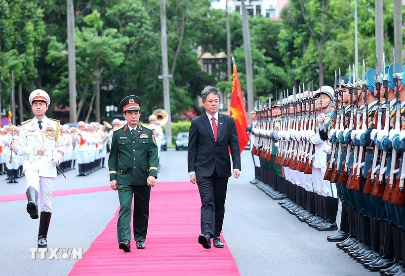 Đại tướng Phan Văn Giang, Bộ trưởng Bộ Quốc phòng và Bộ trưởng Bộ Quốc phòng Singapore Chan Chun Sing duyệt Đội danh dự Quân đội nhân dân Việt Nam. (Ảnh: An Đăng/TTXVN)