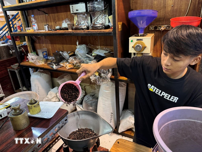 Gian hàng bán càphê tại chợ Santa (Jakarta, Indonesia). (Ảnh: Đỗ Quyên/TTXVN)
