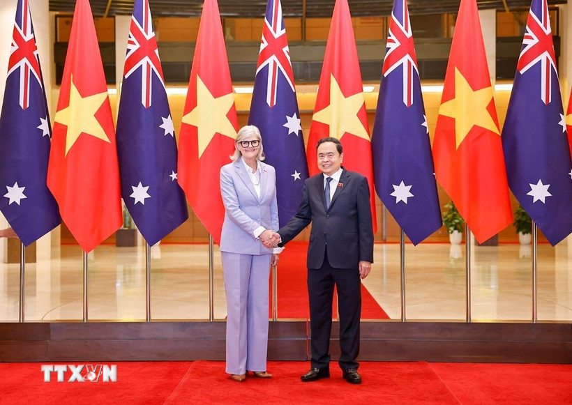 Chủ tịch Quốc hội Trần Thanh Mẫn và Toàn quyền Australia Sam Mostyn chụp ảnh chung. (Ảnh: Doãn Tấn/TTXVN)