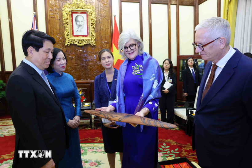 Chủ tịch nước Lương Cường và Phu nhân cùng Toàn quyền Australia Sam Mostyn và Phu quân trao tặng vật phẩm tại buổi chiêu đãi. (Ảnh: Phạm Kiên/TTXVN)