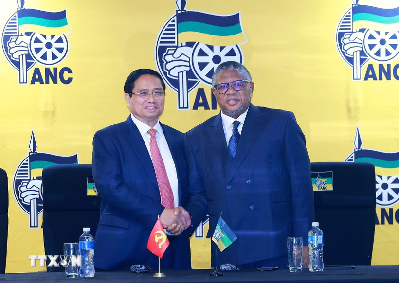Thủ tướng Phạm Minh Chính gặp Tổng thư ký Đảng Đại hội Dân tộc Phi (ANC) Fikile Mbalula. (Ảnh: Dương Giang/TTXVN)