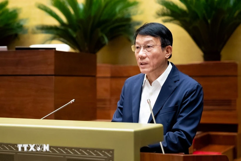 Bộ Trưởng Bộ Công an Lương Tam Quang trình bày Tờ trình dự án Luật Chuyển giao người đang chấp hành án phạt tù. (Ảnh: Phương Hoa/TTXVN)