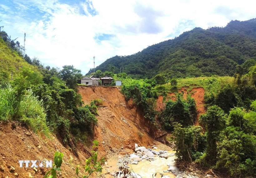 Ta-luy âm bị sạt lở nên nhiều ngôi nhà của người dân bản Xói Voi (xã Nhôn Mai, huyện Tương Dương, Nghệ An) bị đe dọa nghiêm trọng. (Ảnh: TTXVN phát)