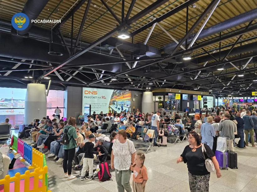 Hành khách tại sân bay Sheremetyevo hôm 6/7. (Nguồn: Telegram)