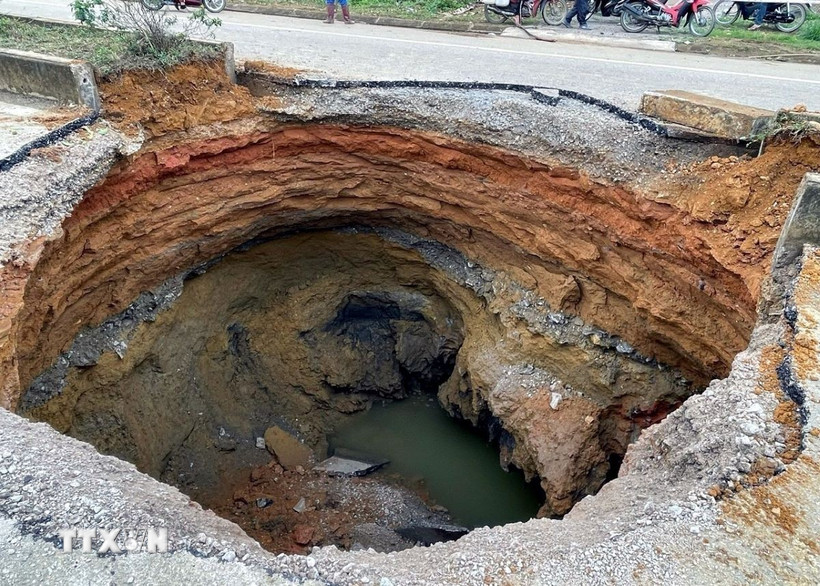 Sở Xây dựng Bắc Kạn đánh giá sơ bộ vị trí sụt lún dạng hang động cácxtơ và bên dưới có dòng nước ngầm chảy thường xuyên kéo theo đất, đá gây ra sụt lún nền đường. (Ảnh: Nguyễn Công Hải/TTXVN)