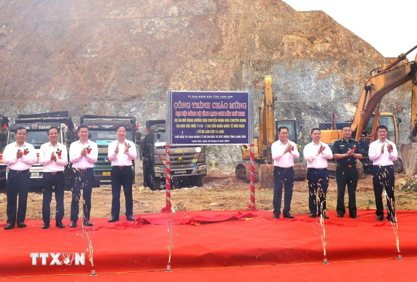 Lãnh đạo tỉnh Lạng Sơn thực hiện nghi thức khởi công dự án mở rộng đường chuyên dụng vận chuyển hàng hóa khu vực mốc 1119-1120 cửa khẩu quốc tế Hữu Nghị từ 6 làn lên 14 làn xe. (Ảnh: Quang Duy/TTXVN)