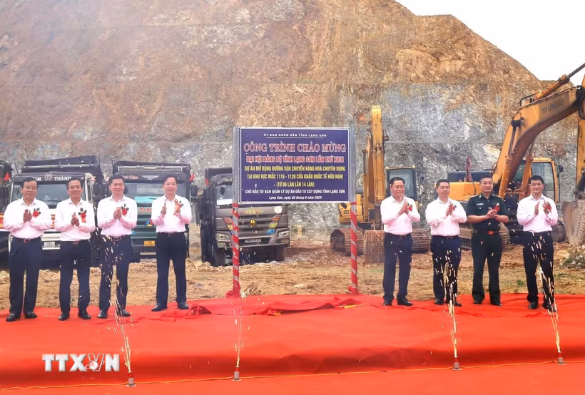 Lãnh đạo tỉnh Lạng Sơn thực hiện nghi thức khởi công dự án mở rộng đường chuyên dụng vận chuyển hàng hóa khu vực mốc 1119-1120 cửa khẩu quốc tế Hữu Nghị từ 6 làn lên 14 làn xe. (Ảnh: Quang Duy/TTXVN)