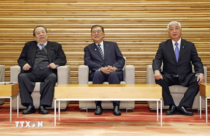 Thủ tướng Nhật Bản Shigeru Ishiba (giữa) tại cuộc họp Nội các ở Tokyo sáng 21/10/2025. (Ảnh: Kyodo/TTXVN)