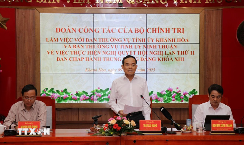 Bí thư Trung ương Đảng, Trưởng Ban Chính sách, chiến lược Trung ương Trần Lưu Quang phát biểu tại buổi làm việc. (Ảnh: Phan Sáu/TTXVN)