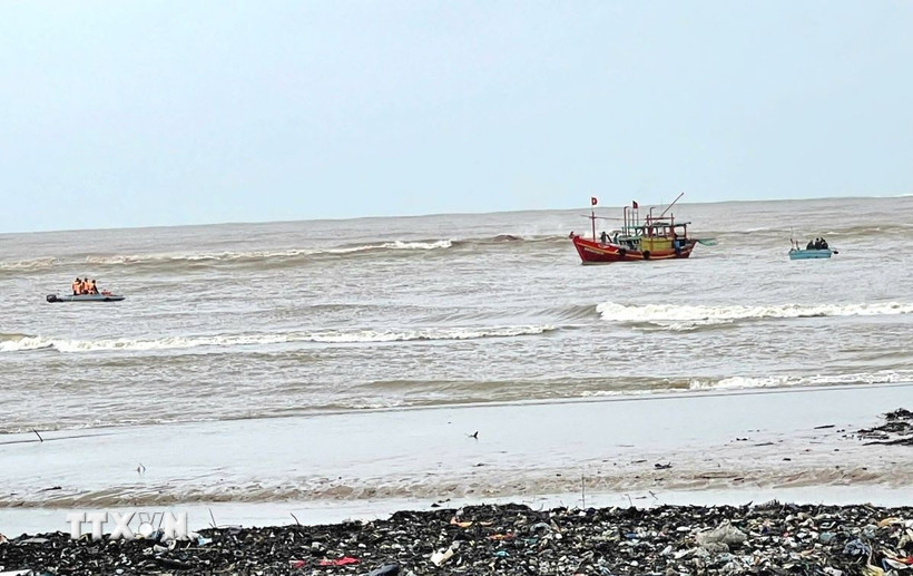 Bộ đội Biên phòng, chính quyền địa phương phối hợp với bà con ngư dân trên địa bàn và các lực lượng tìm kiếm ngư dân mất tích. (Ảnh: TTXVN phát)