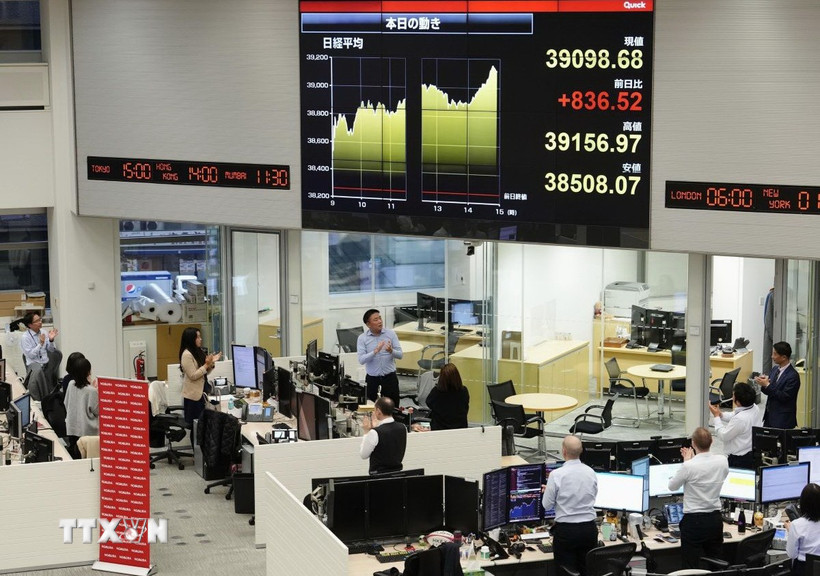 Giao dịch viên tại một công ty chứng khoán ở Tokyo, Nhật Bản. (Ảnh: Kyodo/TTXVN)