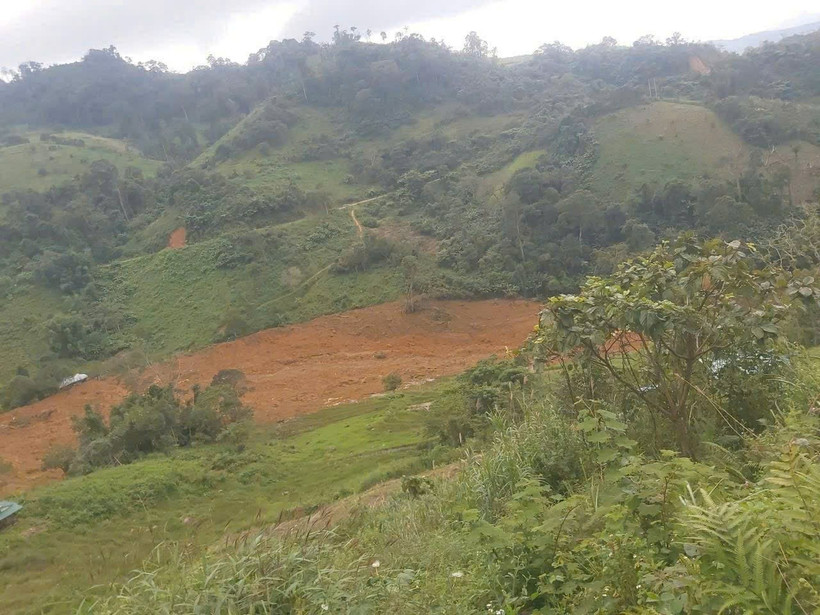 Sạt lở núi ở xã biên giới Đà Nẵng, 3 người mất liên lạc Vụ sạt lở núi xảy ra tại xã biên giới Hùng Sơn, thành phố Đà Nẵng. (Nguồn: Bộ Chỉ huy Quân sự Đà Nẵng)