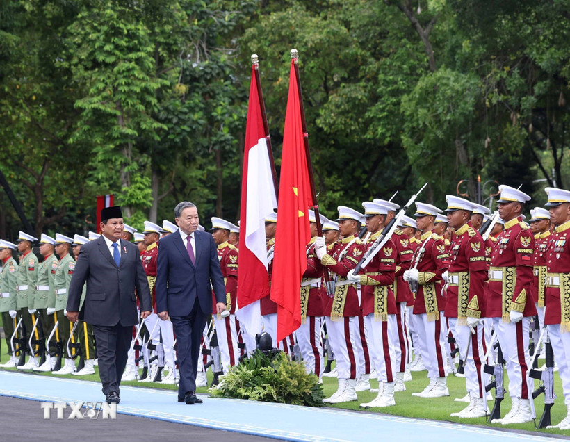 Tổng Bí thư Tô Lâm và Tổng thống Cộng hòa Indonesia, Chủ tịch Đảng Phong trào Indonesia vĩ đại (Gerindra) Prabowo Subianto duyệt đội danh dự. (Ảnh: Thống Nhất/TTXVN)