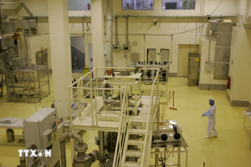 Nhân viên kỹ thuật Iran làm việc bên trong cơ sở hạt nhân Isfahan, nằm cách thủ đô Tehran khoảng 420km về phía Nam. (Ảnh: The Times of Israel/TTXVN)