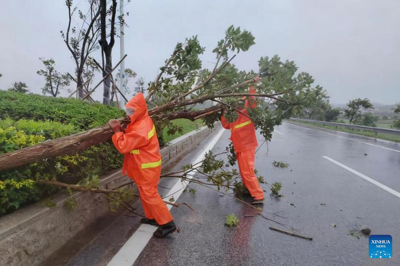 Trung Quốc tiếp tục ban hành cảnh báo màu cam về siêu bão Ragasa. (Nguồn: Xinhua)