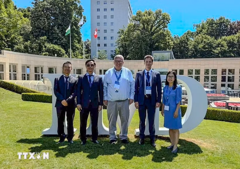 Tham tán Công Phạm Quang Huy (đứng giữa) cùng đại diện của Quỹ St. Gallen. (Ảnh: TTXVN phát)