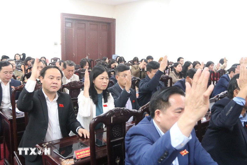 Các đại biểu biểu quyết thông qua Nghị quyết tại kỳ họp Hội đồng Nhân dân tỉnh Thái Bình khóa XVII, nhiệm kỳ 2021-2026. (Ảnh: Vũ Quang/TTXVN)