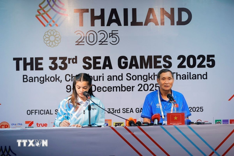 HLV trưởng đội tuyển nữ Việt Nam Mai Đức Chung trả lời họp báo sau trận đấu. (Ảnh: Minh Quyết/TTXVN)