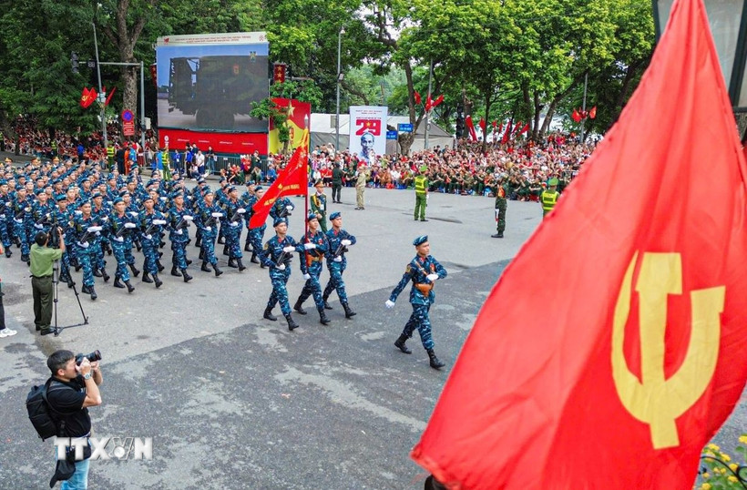 Các khối đi bộ của lực lượng Quân đội nhân dân diễu binh trên tuyến phố Hàng Khay-Tràng Tiền. (Ảnh: Phan Phương/TTXVN)