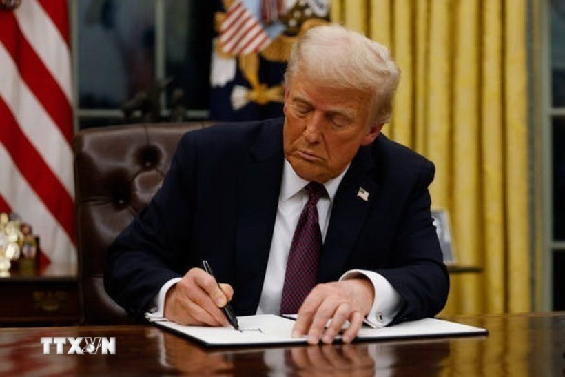 Tổng thống Mỹ Donald Trump ký một sắc lệnh tại Nhà Trắng. (Ảnh: Getty Images/TTXVN)