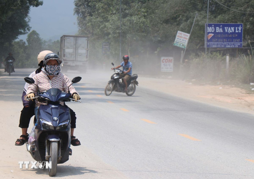 Ô nhiễm bụi bẩn trên Quốc lộ 24 đường vào mỏ đá Vạn Lý. (Ảnh: Phạm Cường/TTXVN)
