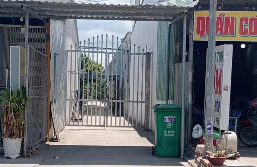 Điểm giữ trẻ tự phát nằm phía sau cổng sắt, nơi xảy ra sự việc. (Nguồn: Báo Công an Nhân dân)
