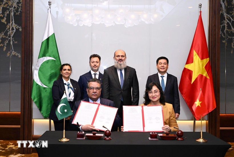 Hai bên ký kết biên bản sau Kỳ họp. (Ảnh: Trần Việt/TTXVN)