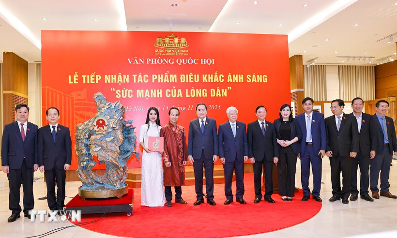 Chủ tịch Quốc hội Trần Thanh Mẫn và đại biểu với nghệ nhân tại Lễ tiếp nhận tác phẩm điêu khắc ánh sáng. (Ảnh: Doãn Tấn/TTXVN)
