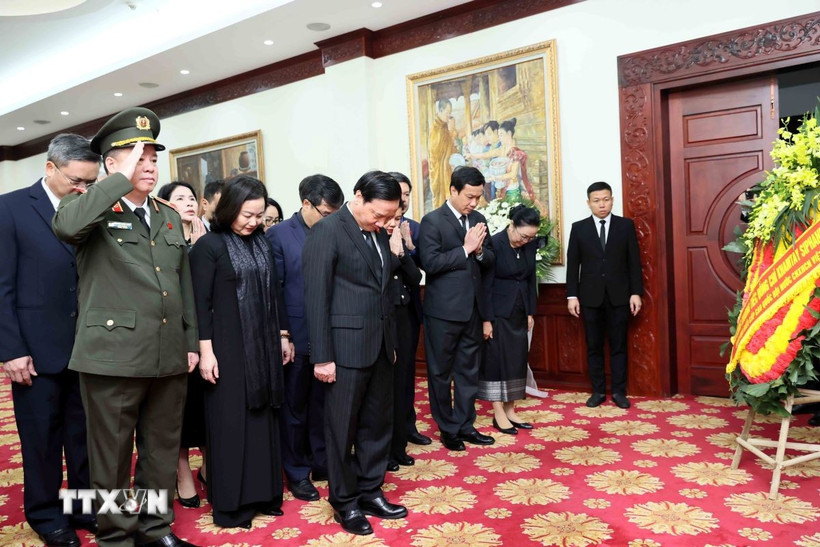 Phó Chủ tịch Quốc hội Nguyễn Khắc Định đến viếng nguyên Chủ tịch Đảng Nhân dân Cách mạng Lào, nguyên Chủ tịch nước Lào Khamtay Siphandone. (Ảnh: An Đăng/TTXVN)