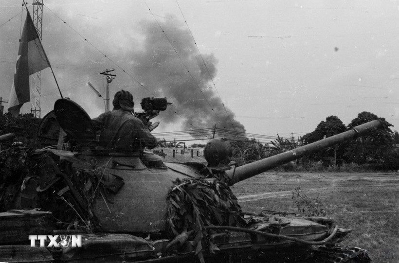 Các đơn vị bộ binh và xe tăng tiến vào Sài Gòn trên xa lộ Biên Hòa. (Ảnh: Hứa Kiểm/TTXVN)