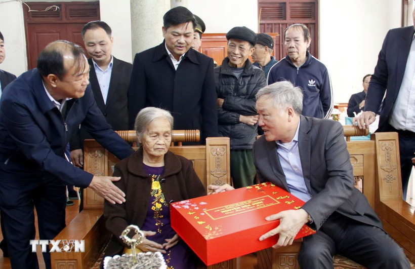 Phó Thủ tướng Thường trực Chính phủ Nguyễn Hòa Bình tặng quà Tết cho bà Nguyễn Thị Quyết, vợ liệt sỹ, ở tổ dân phố Đống 1, thị trấn Kép, huyện Lạng Giang. (Ảnh: Đồng Thúy/TTXVN)