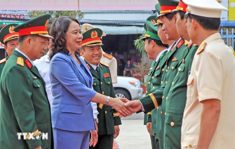 Phó Chủ tịch nước Võ Thị Ánh Xuân đến thăm, chúc Tết các lực lượng vũ trang nhân dân tại Bộ Chỉ huy Quân sự tỉnh Cà Mau. (Ảnh: Huỳnh Anh/TTXVN)