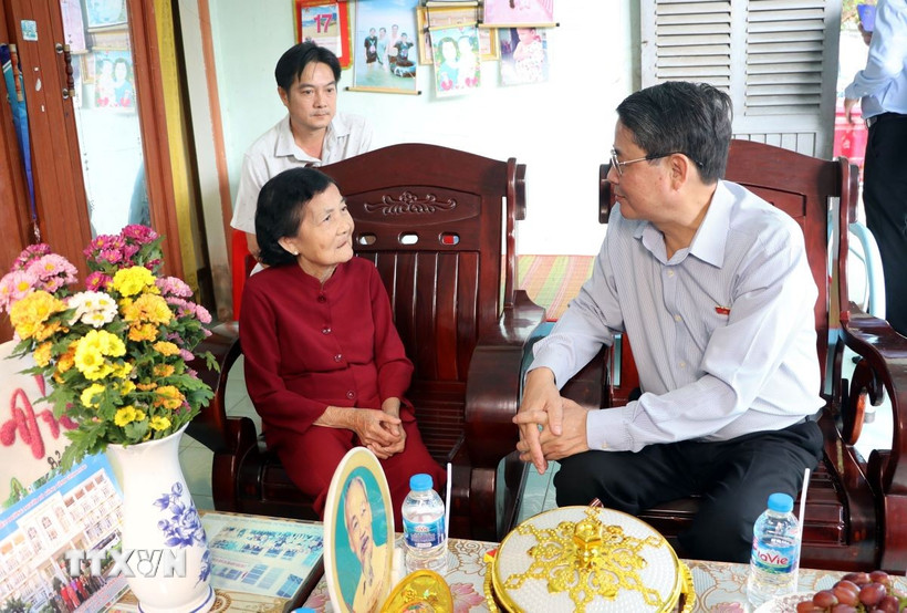 Phó Chủ tịch Quốc hội Nguyễn Đức Hải thăm, chúc Tết gia đình bà Nguyễn Thị Nga, thân nhân liệt sĩ tại huyện Vũng Liêm, tỉnh Vĩnh Long. (Ảnh: Phạm Minh Tuấn/TTXVN)