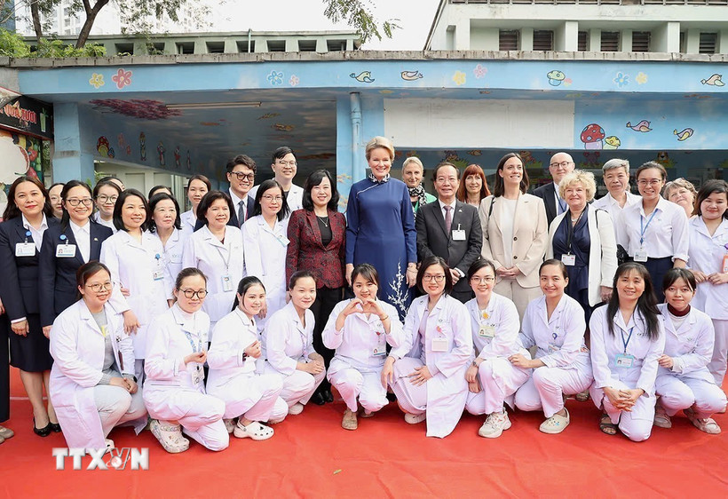 Hoàng hậu Bỉ Mathilde với các y, bác sỹ của Bệnh viện Nhi Trung ương. (Ảnh: TTXVN phát)