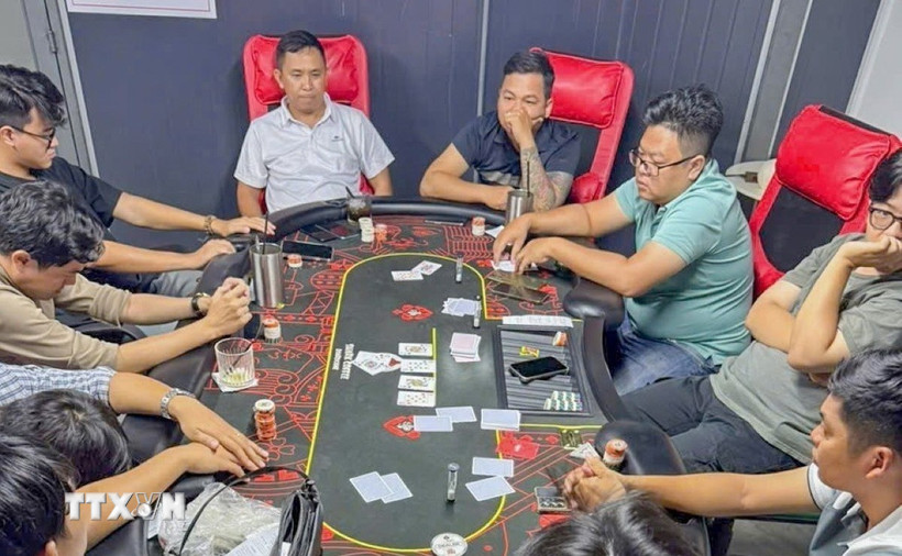 Hiện trường sòng bạc Poker tại tiệm bida khi bị lực lượng chức năng bắt quả tang. (Ảnh: TTXVN phát)